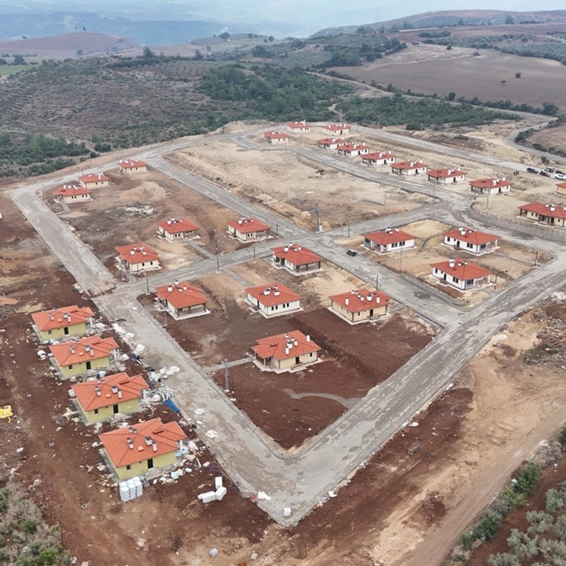 Osmaniye'de yapılan 50 köy evinin anahtarı depremzedelere teslim edildi