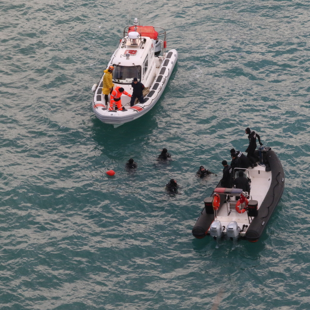 Falezlerden denize düşen otomobil, mıknatısla aranıyor (3)