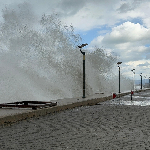 Kastamonu'da dalgalar sahil şeridinde hasara yol açtı