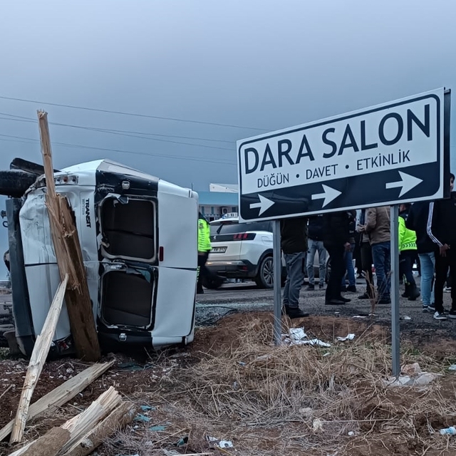 Mardin'de öğrenci servisi ile cip çarpıştı, 11 kişi yaralandı