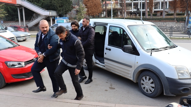 Yolcu otobüsünün yatak kısmında 9 kaçak göçmen yakalandı (2)