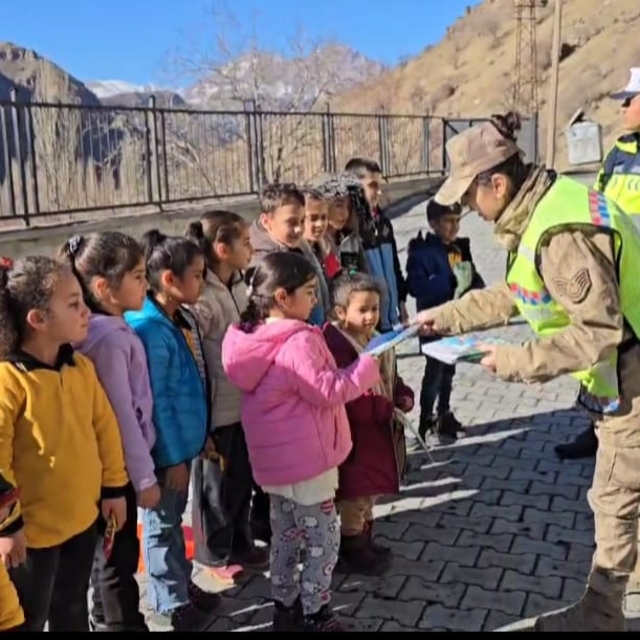 Hakkari'de jandarma ekipleri, köy okullarındaki öğrencilere trafik eğitim v...