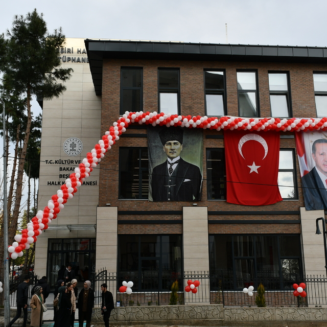 Kültür ve Turizm Bakan Yardımcısı Serdar Çam, Batman'da kütüphane açılışına...