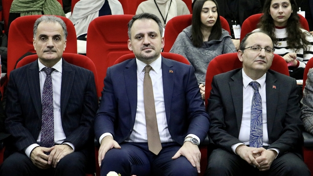 Gençlik ve Spor Bakan Yardımcısı Eminoğlu, Sakarya'da üniversite öğrencileriyle buluştu: