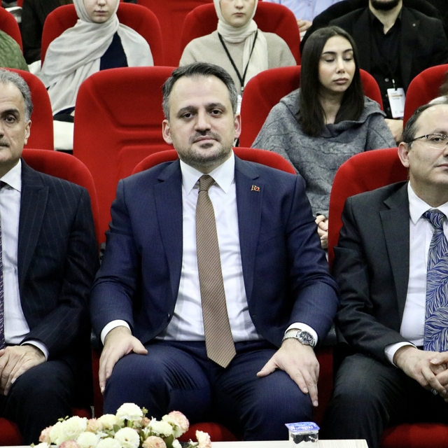 Gençlik ve Spor Bakan Yardımcısı Eminoğlu, Sakarya'da üniversite öğrenciler...