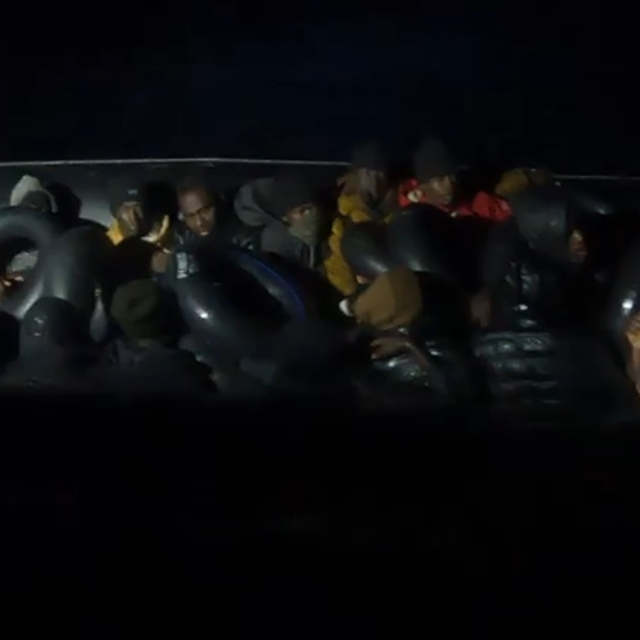 İzmir açıklarında 32 düzensiz göçmen yakalandı