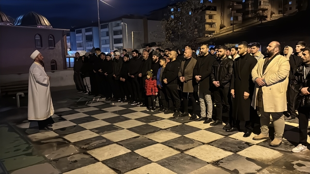 Kazakistan'daki uçak kazasında hayatını kaybedenler için Karabük'te gıyabi cenaze namazı kılındı
