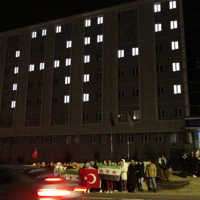 Bitlis'te Suriyeli öğrencilerden ışıklı kutlama