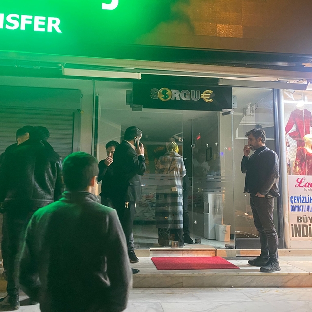 Döviz bürosunu gasbedip, çalışanı rehin alan şüpheli yakalandı; olay anı ka...