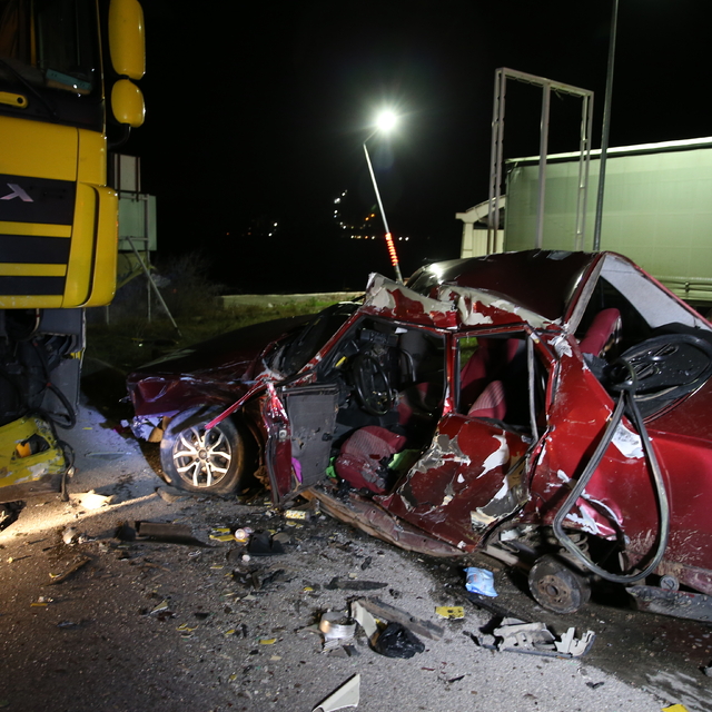 Edirne'de tırla çarpışan otomobilin sürücüsü ağır yaralandı