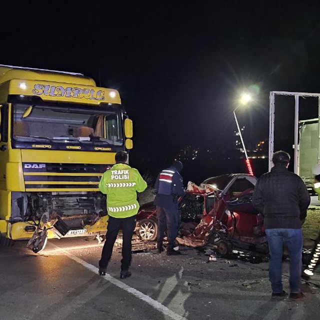 Edirne'de TIR'la çarpışan otomobilin sürücüsü öldü; kaza kamerada