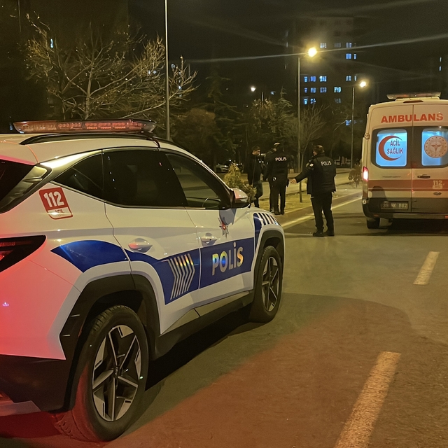 Kayseri'de parkta çay içen arkadaşlar arasında çıkan kavgada bir kişi bıçak...