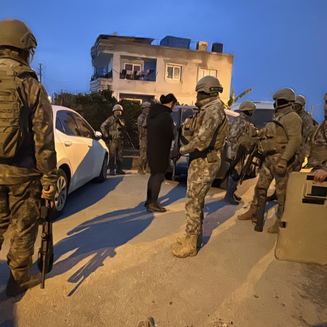 Adana'da uyuşturucu satıcılarına operasyon