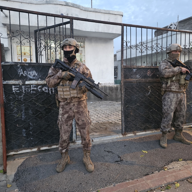 Adana'da uyuşturucu operasyonu: 25 kişiye gözaltı kararı