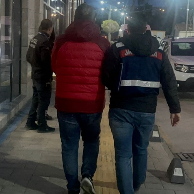 İzmir'de terör propagandası iddiasıyla 5 şüpheli yakalandı