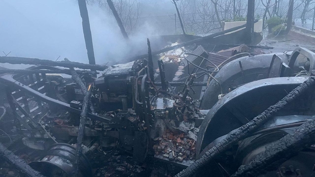 Sakarya'da malzeme kulübesinde çıkan yangında tarım araçları kullanılamaz hale geldi