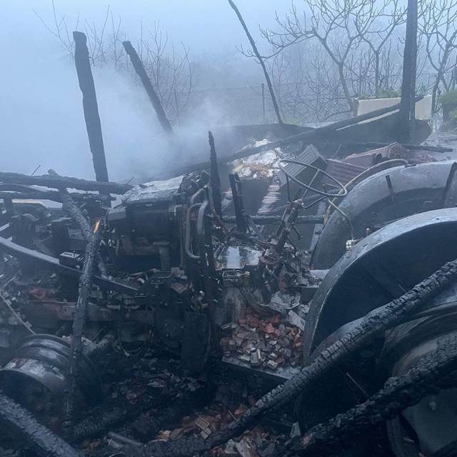 Sakarya'da malzeme kulübesinde çıkan yangında tarım araçları kullanılamaz h...