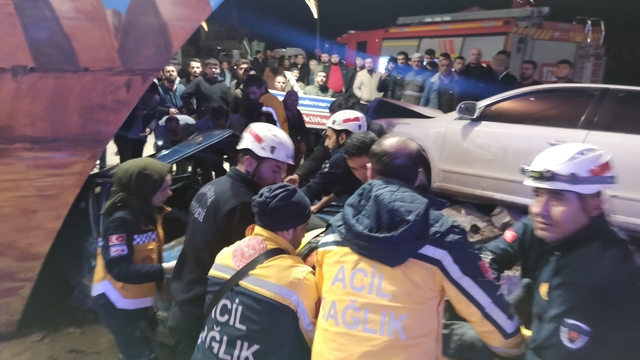 Şanlıurfa'da iki otomobilin çarpıştığı kazada 4 kişi yaralandı
