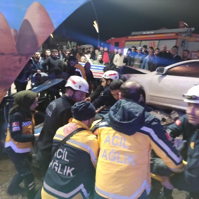 Şanlıurfa'da iki otomobilin çarpıştığı kazada 4 kişi yaralandı