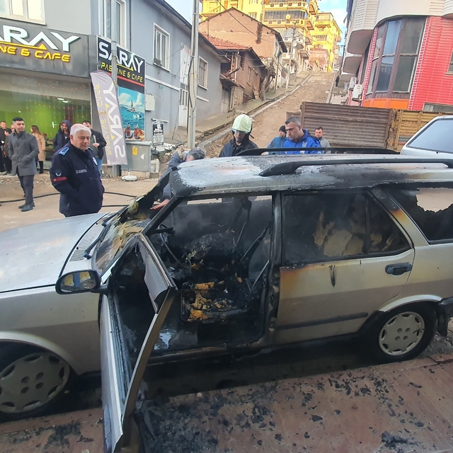 Demirci'de park halindeki otomobil yandı