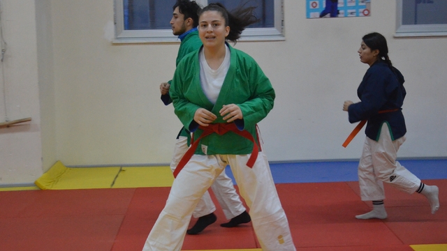 Kuraşta dünya üçüncüsü olan Ayşenur, yeni başarılar için çalışıyor