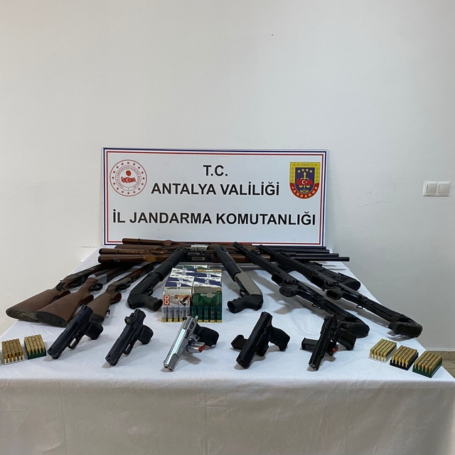 Serik'te ruhsatsız silah operasyonu