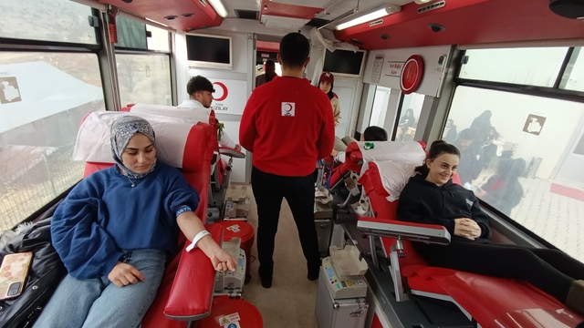 Tunceli'de üniversite öğrencileri kan bağışında bulundu