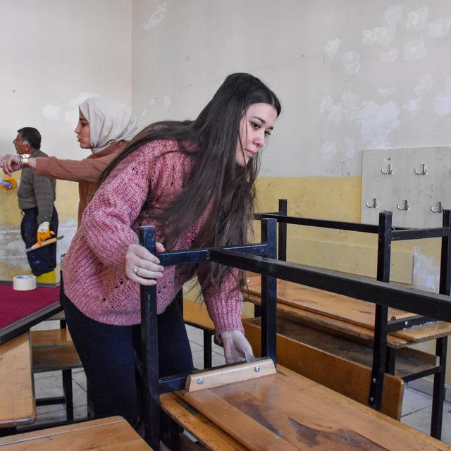 Van'da öğretmen ve veliler ele ele vererek okulu renklendiriyor