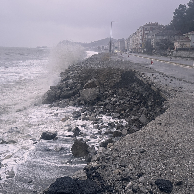 Kastamonu'da dalgalar sahilde hasara yol açtı