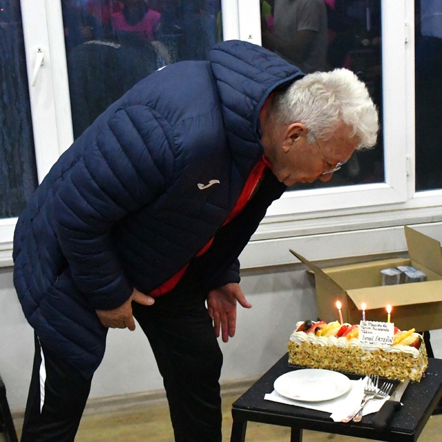 Balıkesirspor'da Ertekin'e pastalı jest