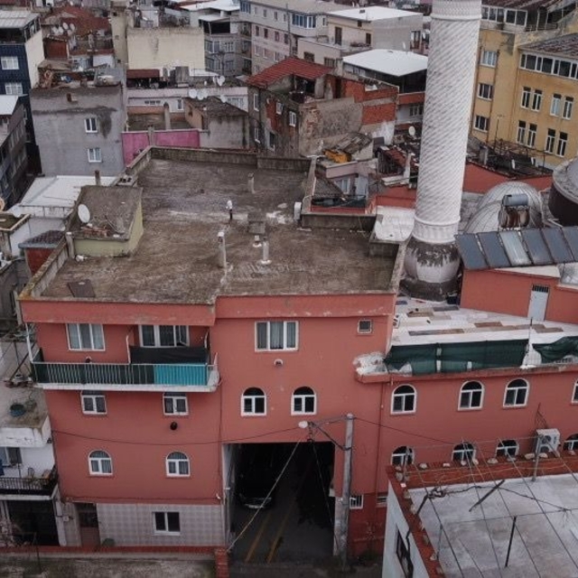 Sokak üzerine inşa edilen camide namaz kılıp, altından geçen yolda musalla...