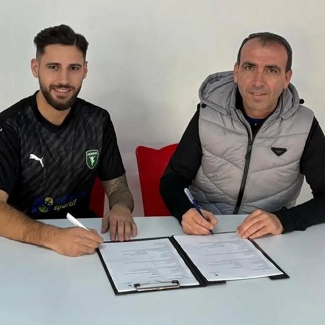 Efeler 09'a yeni orta saha