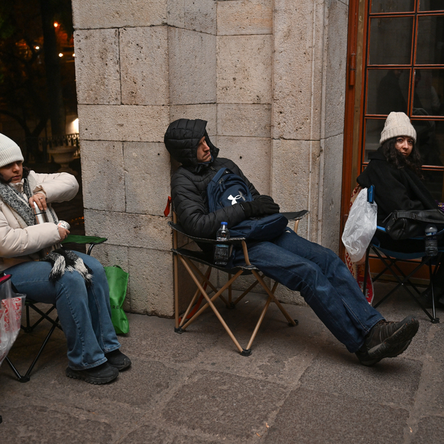 "Fındıkkıran" balesi bileti almak için sabahın 5'inde kamp sandalyesiyle ku...