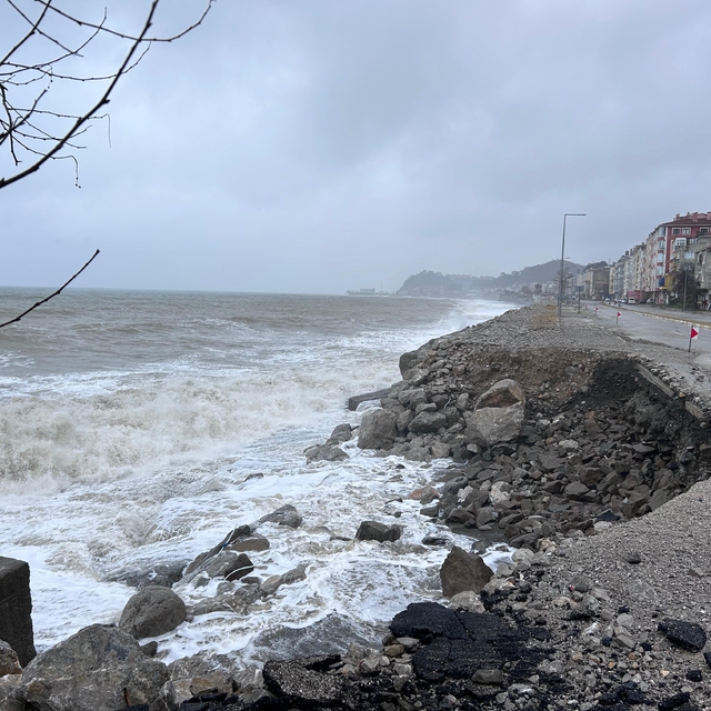 Fırtına nedeniyle Karadeniz'de oluşan dalgalar, İnebolu Sahili'ne hasar ver...