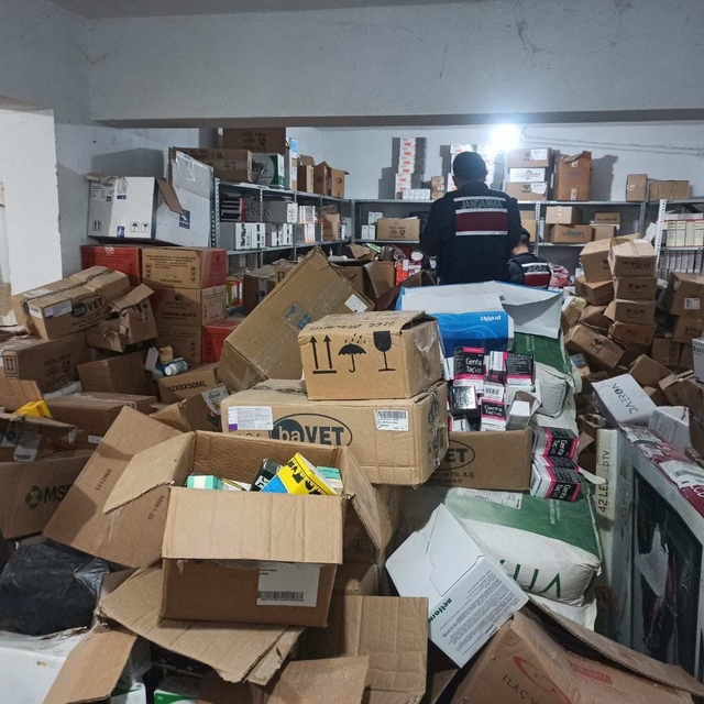 Antalya'da düzenlenen operasyonda hayvan tedavisinde kullanılan 4 ton kaçak...