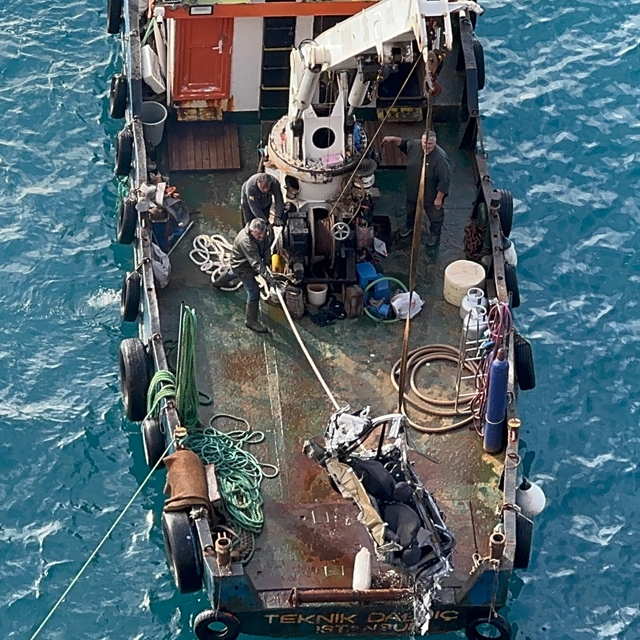 Antalya'da otomobille falezlerden denize düşen genci arama çalışmaları sürü...