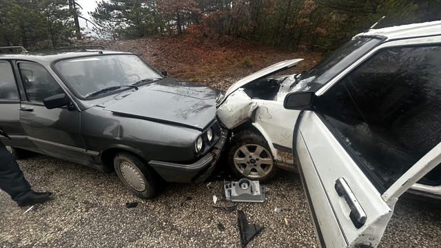 Kastamonu'da iki otomobilin çarpıştığı kazada 2 kişi yaralandı