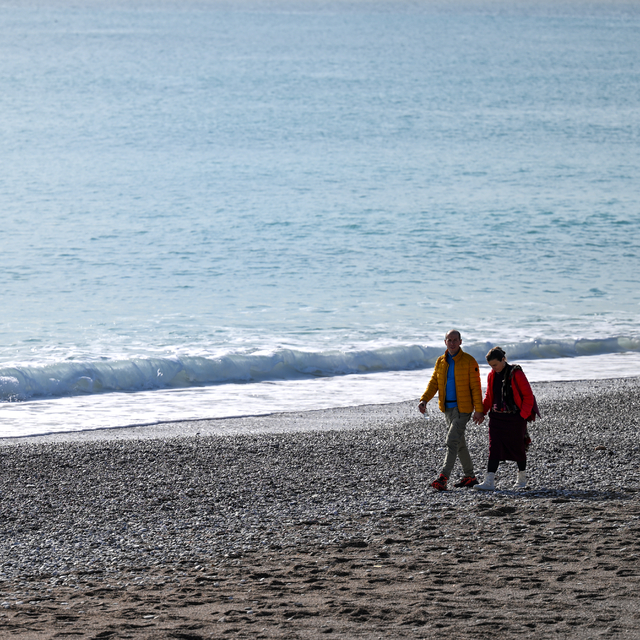 Antalya'da güneşli havayı fırsat bilenler denize girdi
