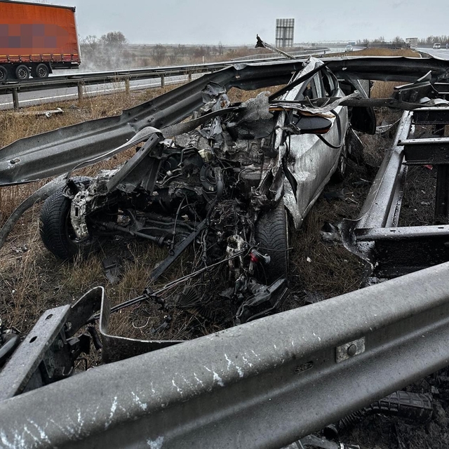 Hurdaya dönen otomobilden yaralı kurtuldu
