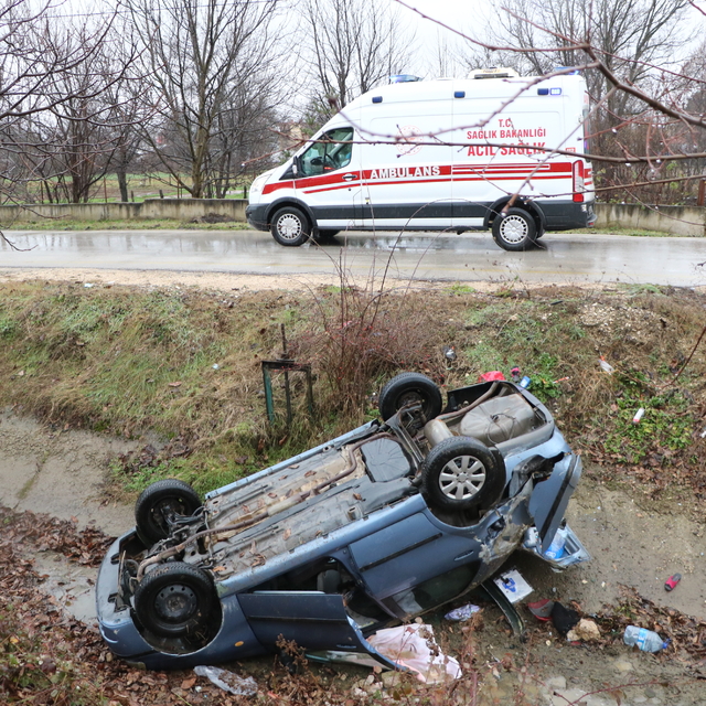 Kanala uçan otomobildeki anne ile oğlu yaralandı