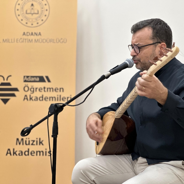 Adana'da Öğretmen Akademileri'nde bağlama çeşitleri anlatıldı