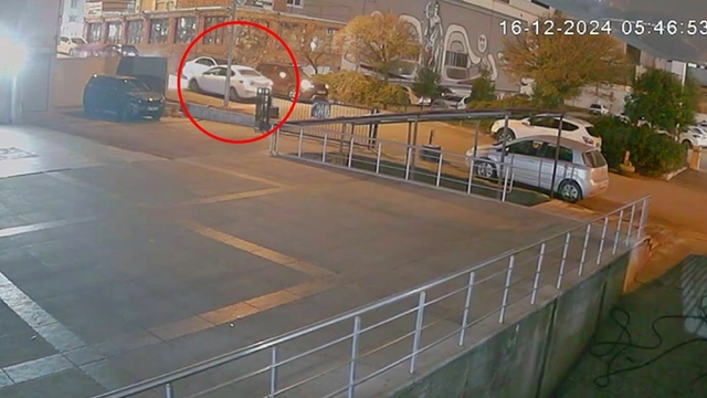 Husumetlisinin park halindeki otomobiline ateş açtı; o anlar kamerada