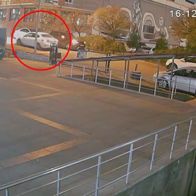 Husumetlisinin park halindeki otomobiline ateş açtı; o anlar kamerada