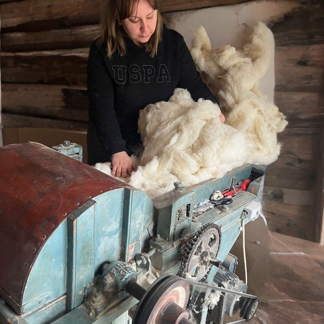 Feyza öğretmen saf kuzu yününden ürettiği yorgan ve yastıkları satıyor