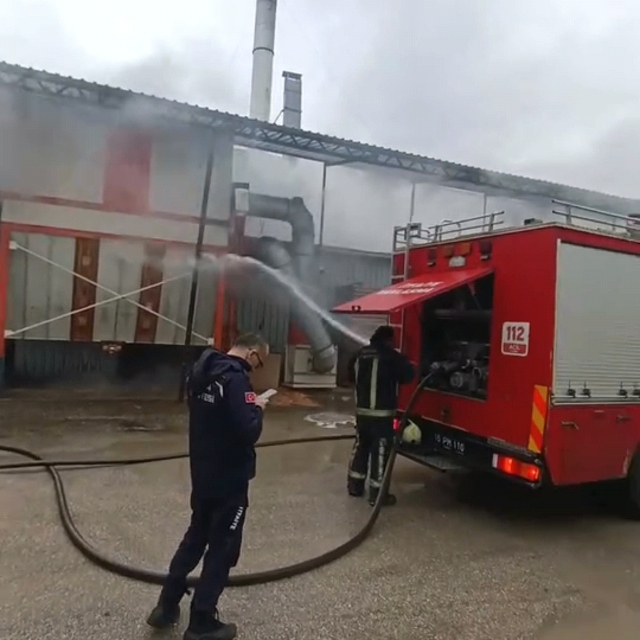 Mobilya imalathanesinde çıkan yangın 1 saatte söndürüldü