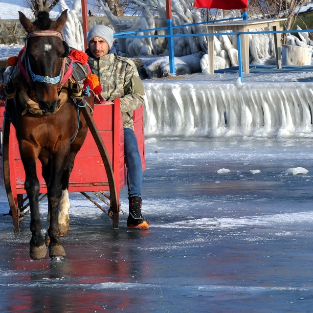 Atını donan göle alıştırmak için türkü eşliğinde antrenman yaptırdı