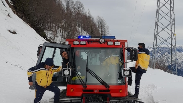 Artvin'de yolu kardan kapanan köydeki hastaya paletli ambulansla ulaşıldı