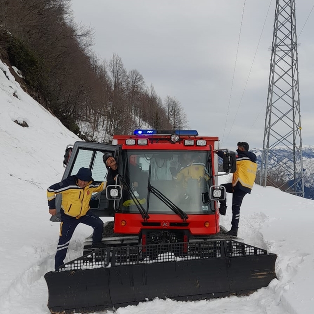 Artvin'de yolu kardan kapanan köydeki hastaya paletli ambulansla ulaşıldı