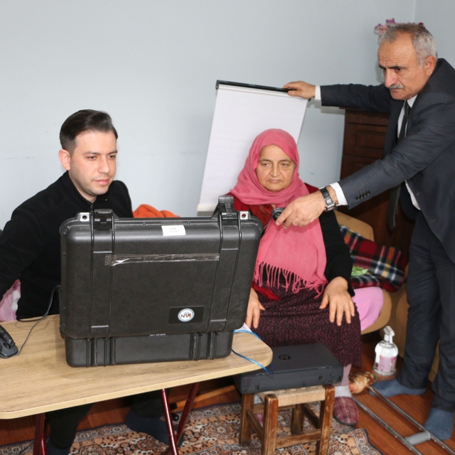 Of'ta hasta, yaşlı ve engellilere evde çipli kimlik kartı hizmeti sunuluyor