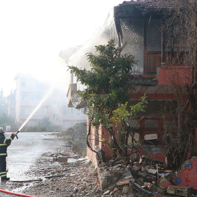 Hatay'da 2 katlı binada çıkan yangın söndürüldü